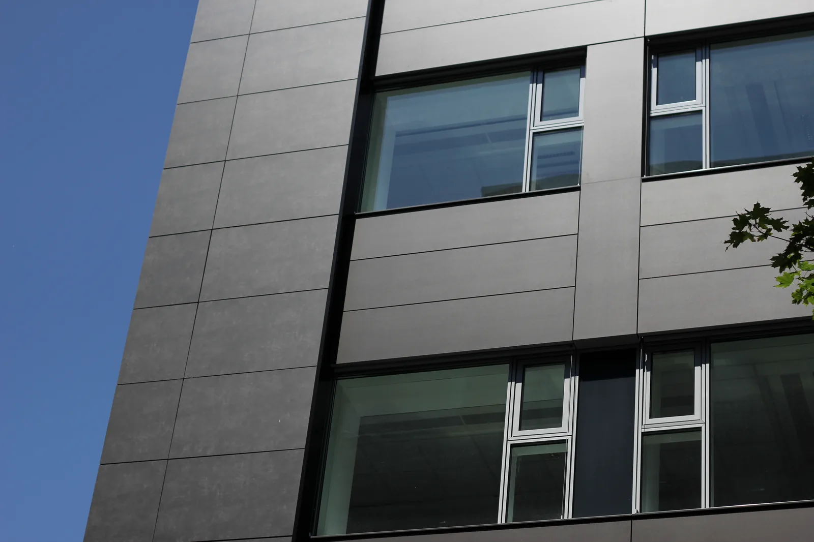 Commercial fa&ccedil;ade clad in architectural panels