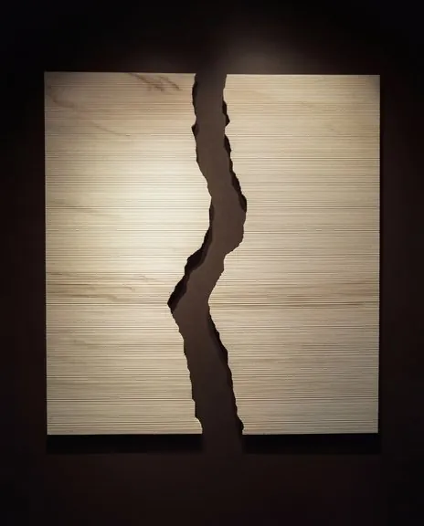 Bianco Lasa, bamboo-pattern finish — interrupted by a geological fissure.
